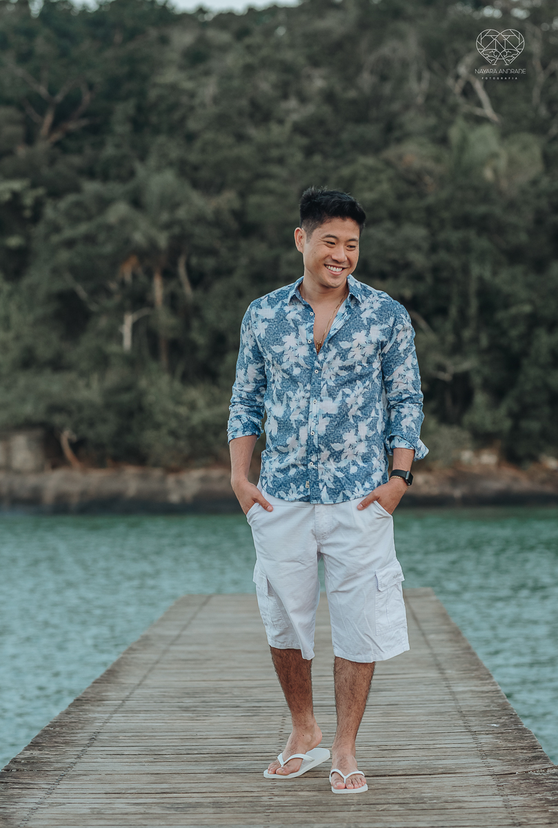 Ensaio pre wedding de casal japones niponico feito em itariri em sao paulo pela fotografa premiada nayara andrade. Noivo de camisa jeans e noiva de roupa florida
