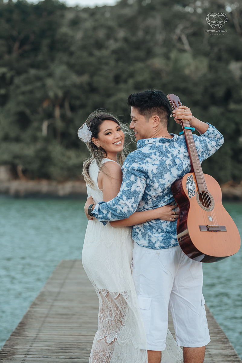 Ensaio pre wedding de casal japones niponico feito em itariri em sao paulo pela fotografa premiada nayara andrade. Noivo de camisa jeans e noiva de roupa florida