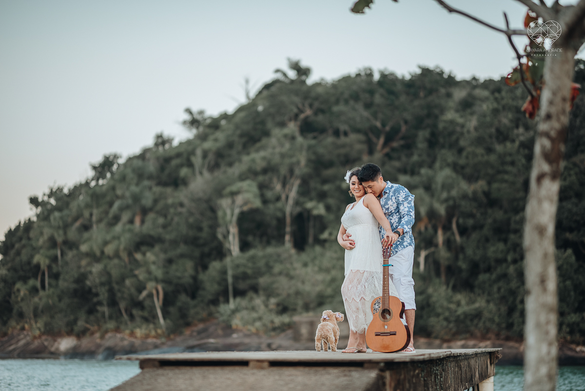 Ensaio pre wedding de casal japones niponico feito em itariri em sao paulo pela fotografa premiada nayara andrade. Noivo de camisa jeans e noiva de roupa florida
