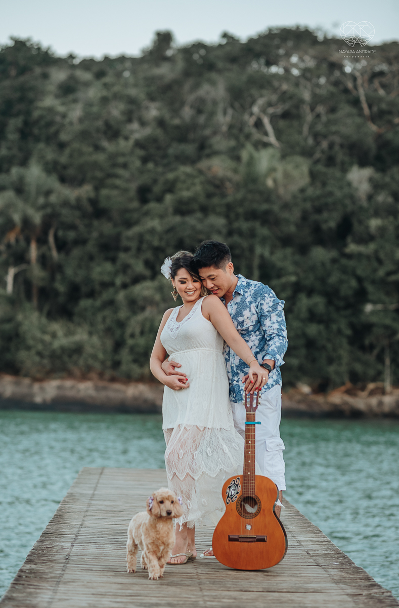 Ensaio pre wedding de casal japones niponico feito em itariri em sao paulo pela fotografa premiada nayara andrade. Noivo de camisa jeans e noiva de roupa florida