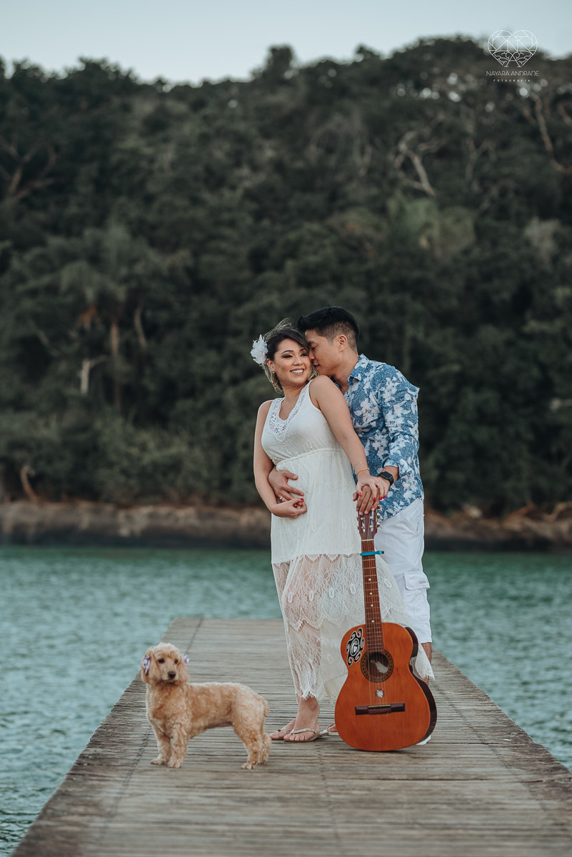 Ensaio pre wedding de casal japones niponico feito em itariri em sao paulo pela fotografa premiada nayara andrade. Noivo de camisa jeans e noiva de roupa florida