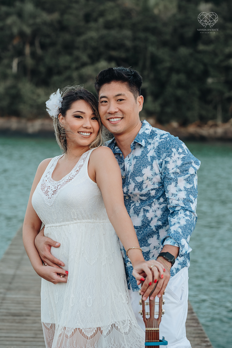 Ensaio pre wedding de casal japones niponico feito em itariri em sao paulo pela fotografa premiada nayara andrade. Noivo de camisa jeans e noiva de roupa florida