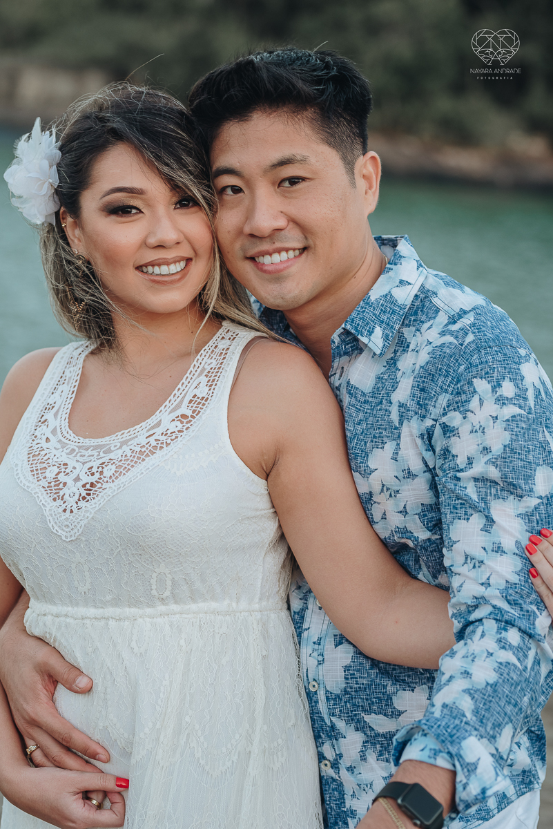 Ensaio pre wedding de casal japones niponico feito em itariri em sao paulo pela fotografa premiada nayara andrade. Noivo de camisa jeans e noiva de roupa florida