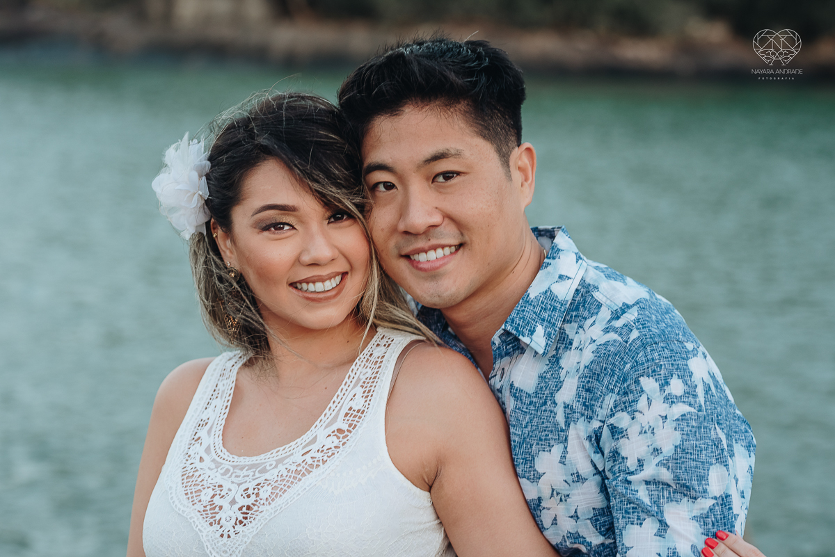 Ensaio pre wedding de casal japones niponico feito em itariri em sao paulo pela fotografa premiada nayara andrade. Noivo de camisa jeans e noiva de roupa florida