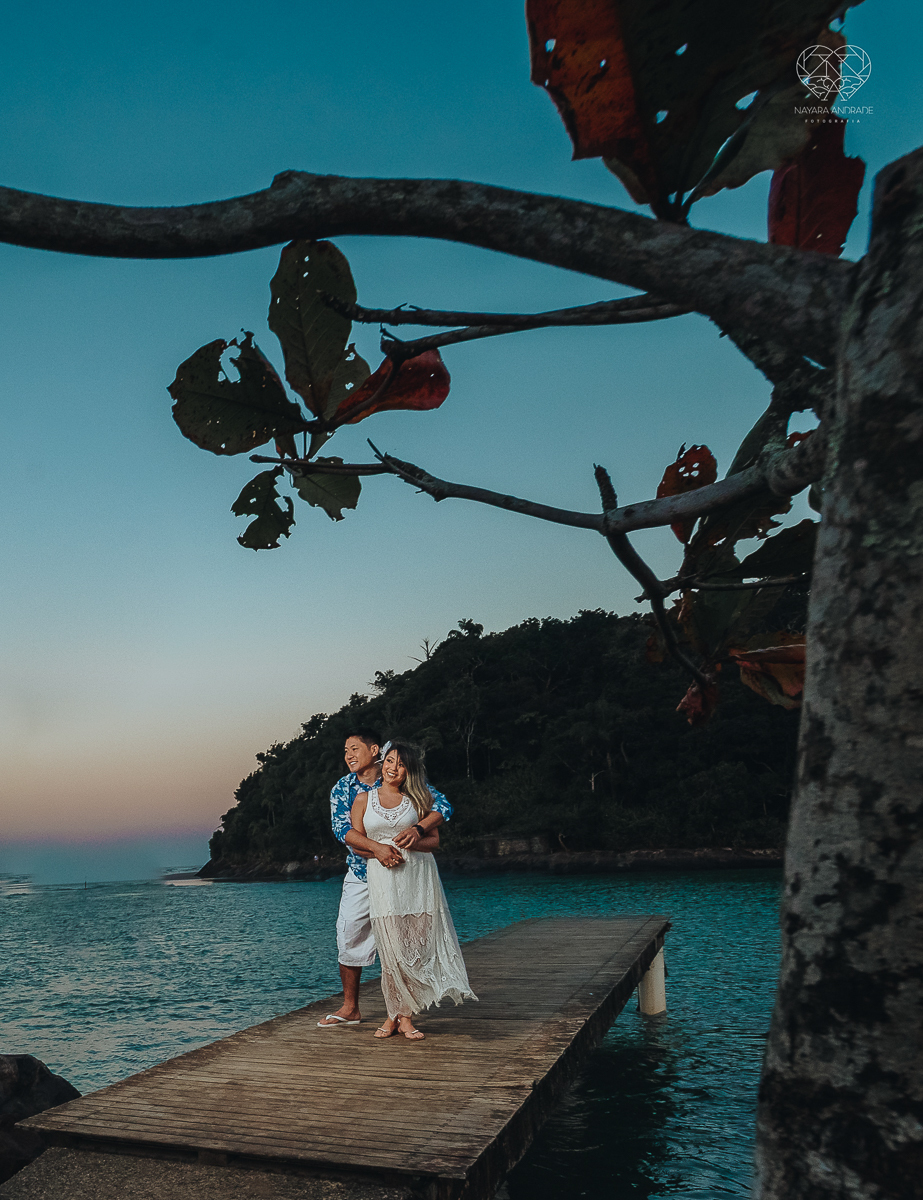 Ensaio pre wedding de casal japones niponico feito em itariri em sao paulo pela fotografa premiada nayara andrade. Noivo de camisa jeans e noiva de roupa florida