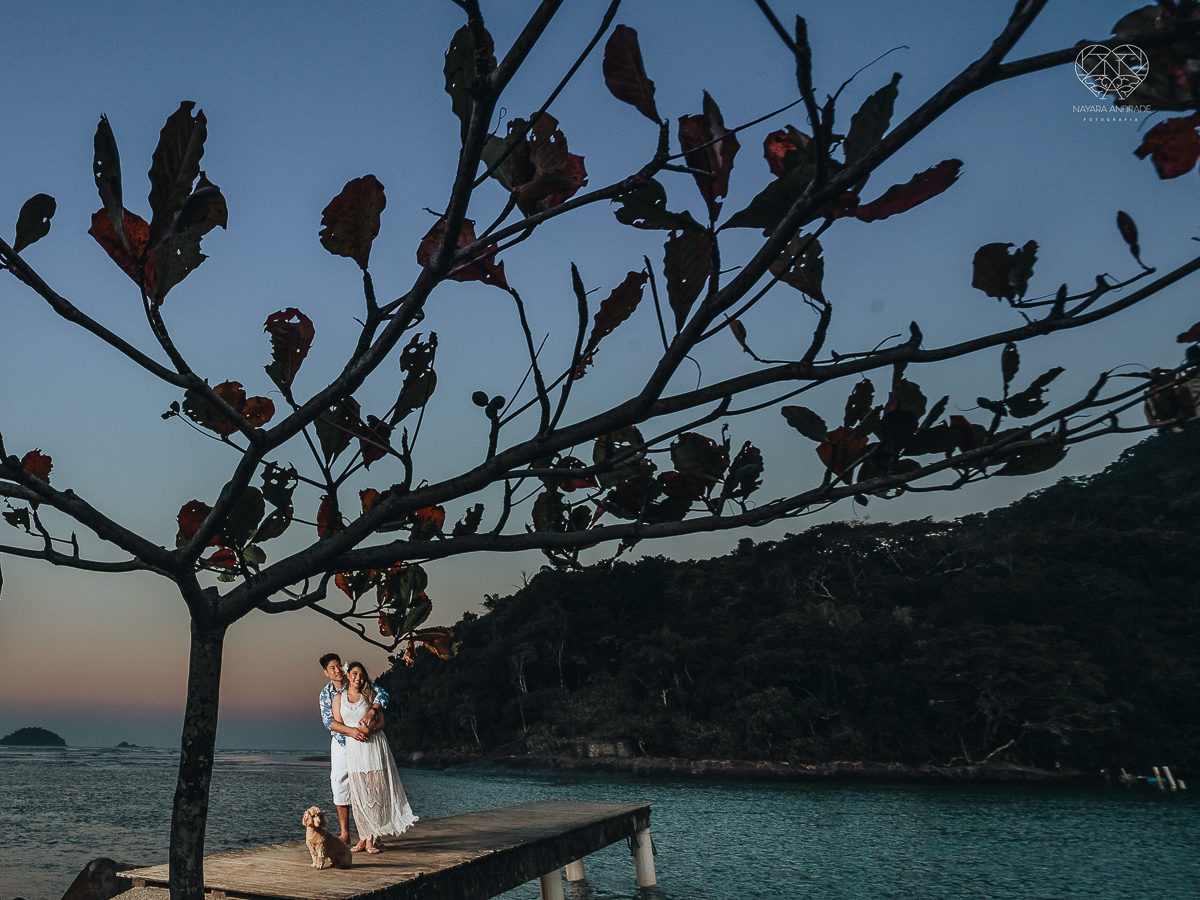 Ensaio pre wedding de casal japones niponico feito em itariri em sao paulo pela fotografa premiada nayara andrade. Noivo de camisa jeans e noiva de roupa florida