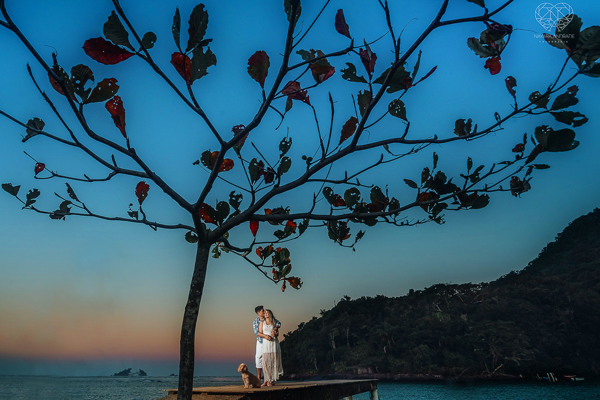 Ensaio pre wedding de casal japones niponico feito em itariri em sao paulo pela fotografa premiada nayara andrade. Noivo de camisa jeans e noiva de roupa florida