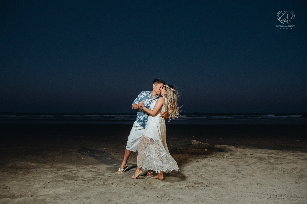 Ensaio pre wedding de casal japones niponico feito em itariri em sao paulo pela fotografa premiada nayara andrade. Noivo de camisa jeans e noiva de roupa florida