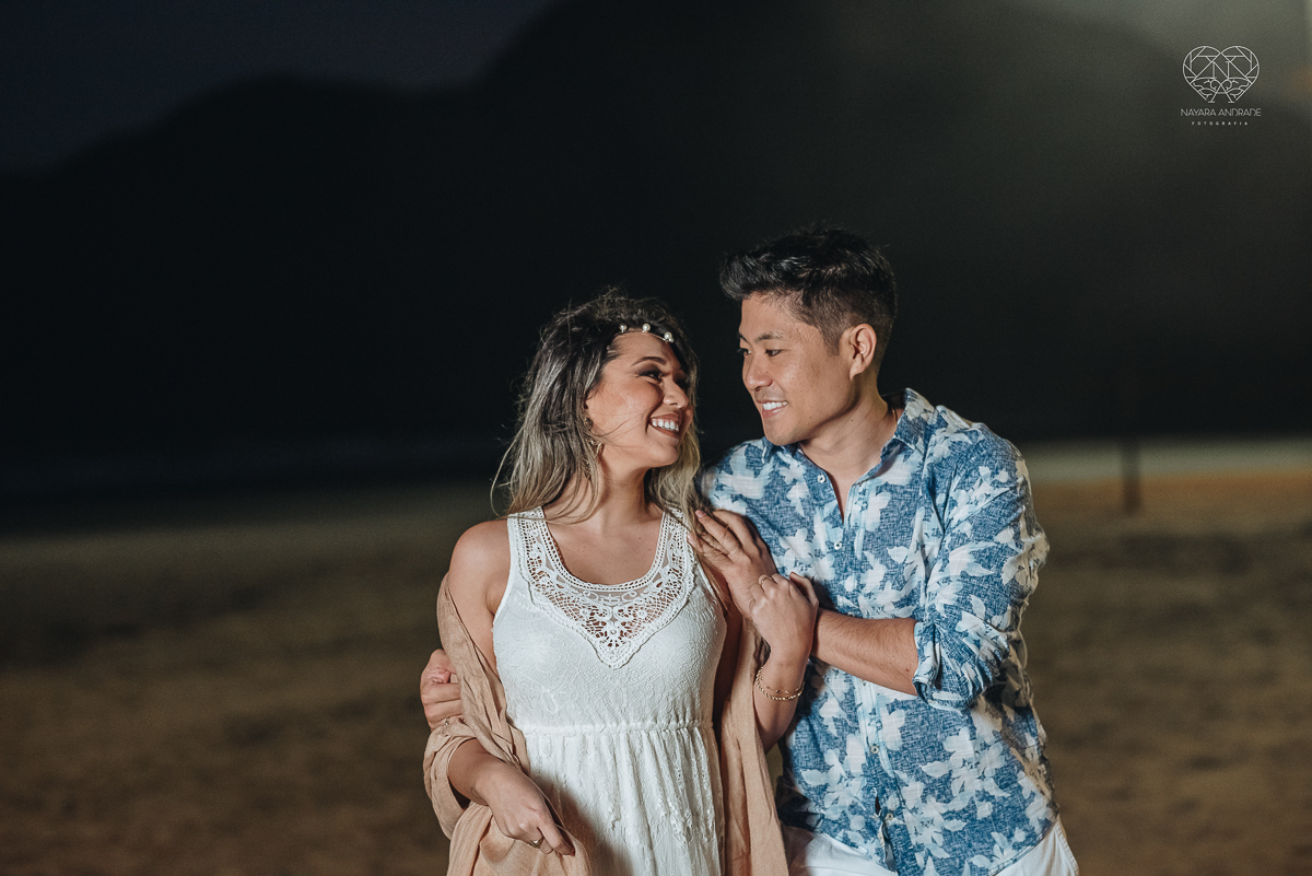 Ensaio pre wedding de casal japones niponico feito em itariri em sao paulo pela fotografa premiada nayara andrade. Noivo de camisa jeans e noiva de roupa florida