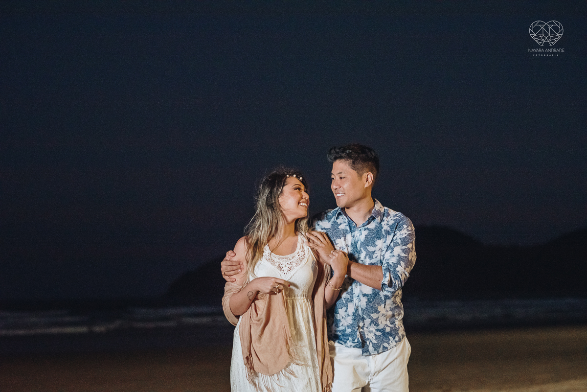 Ensaio pre wedding de casal japones niponico feito em itariri em sao paulo pela fotografa premiada nayara andrade. Noivo de camisa jeans e noiva de roupa florida