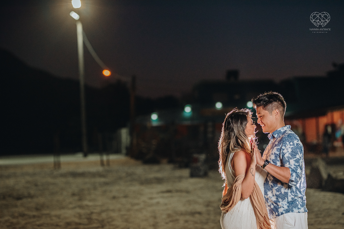 Ensaio pre wedding de casal japones niponico feito em itariri em sao paulo pela fotografa premiada nayara andrade. Noivo de camisa jeans e noiva de roupa florida