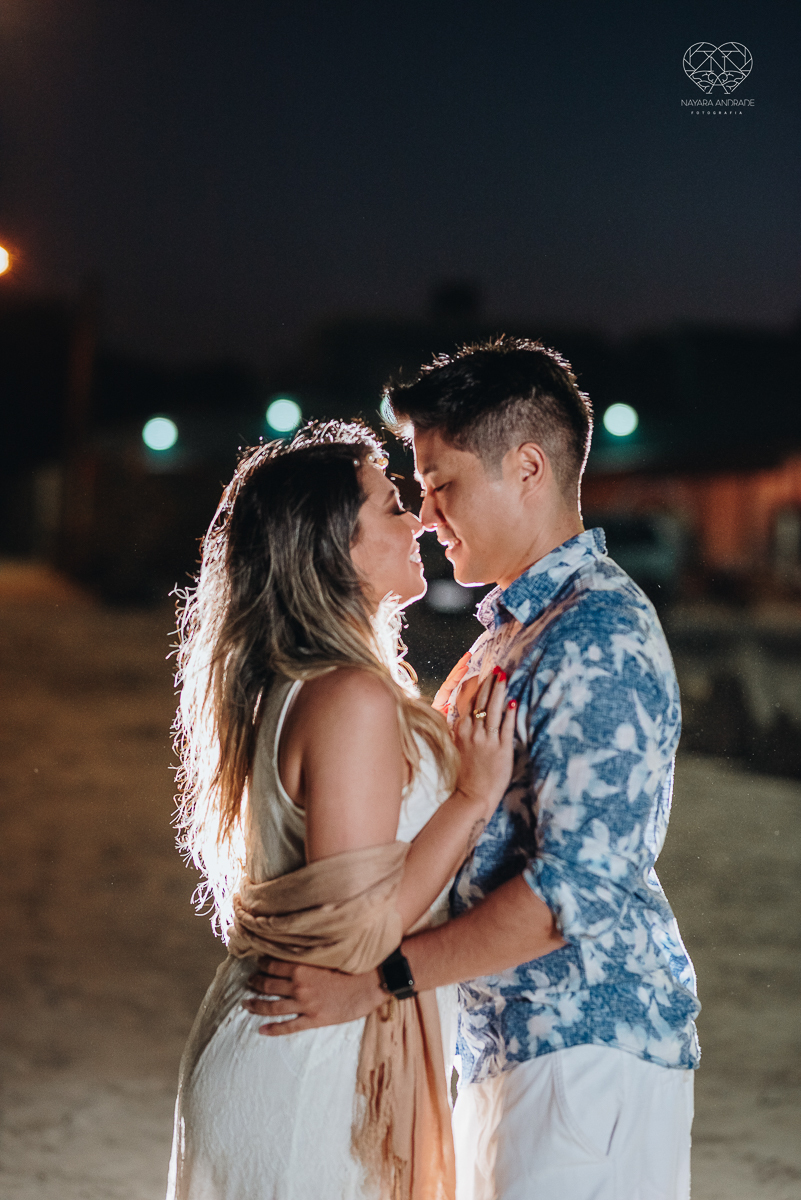 Ensaio pre wedding de casal japones niponico feito em itariri em sao paulo pela fotografa premiada nayara andrade. Noivo de camisa jeans e noiva de roupa florida