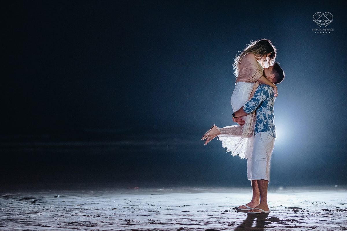 Ensaio pre wedding de casal japones niponico feito em itariri em sao paulo pela fotografa premiada nayara andrade. Noivo de camisa jeans e noiva de roupa florida