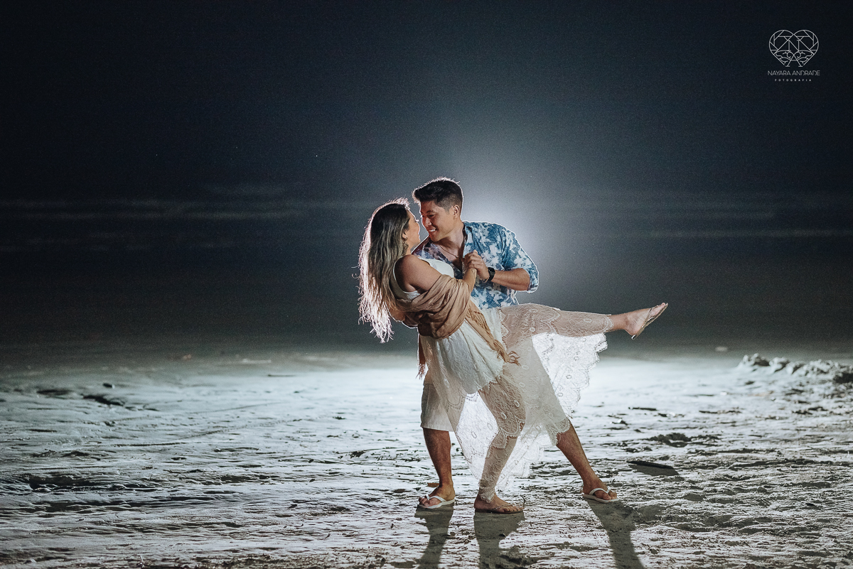 Ensaio pre wedding de casal japones niponico feito em itariri em sao paulo pela fotografa premiada nayara andrade. Noivo de camisa jeans e noiva de roupa florida
