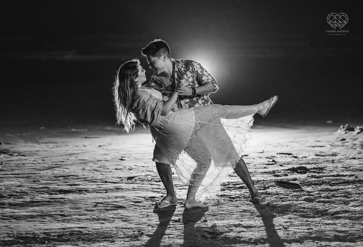 Ensaio pre wedding de casal japones niponico feito em itariri em sao paulo pela fotografa premiada nayara andrade. Noivo de camisa jeans e noiva de roupa florida