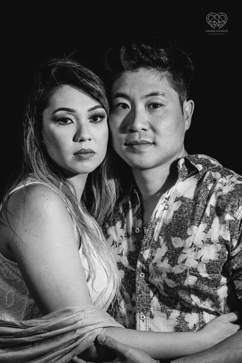 Ensaio pre wedding de casal japones niponico feito em itariri em sao paulo pela fotografa premiada nayara andrade. Noivo de camisa jeans e noiva de roupa florida