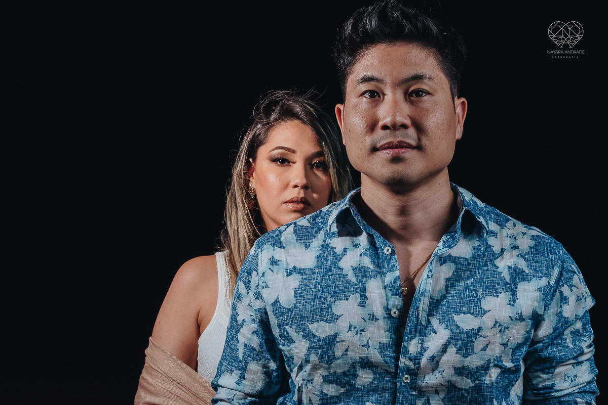 Ensaio pre wedding de casal japones niponico feito em itariri em sao paulo pela fotografa premiada nayara andrade. Noivo de camisa jeans e noiva de roupa florida