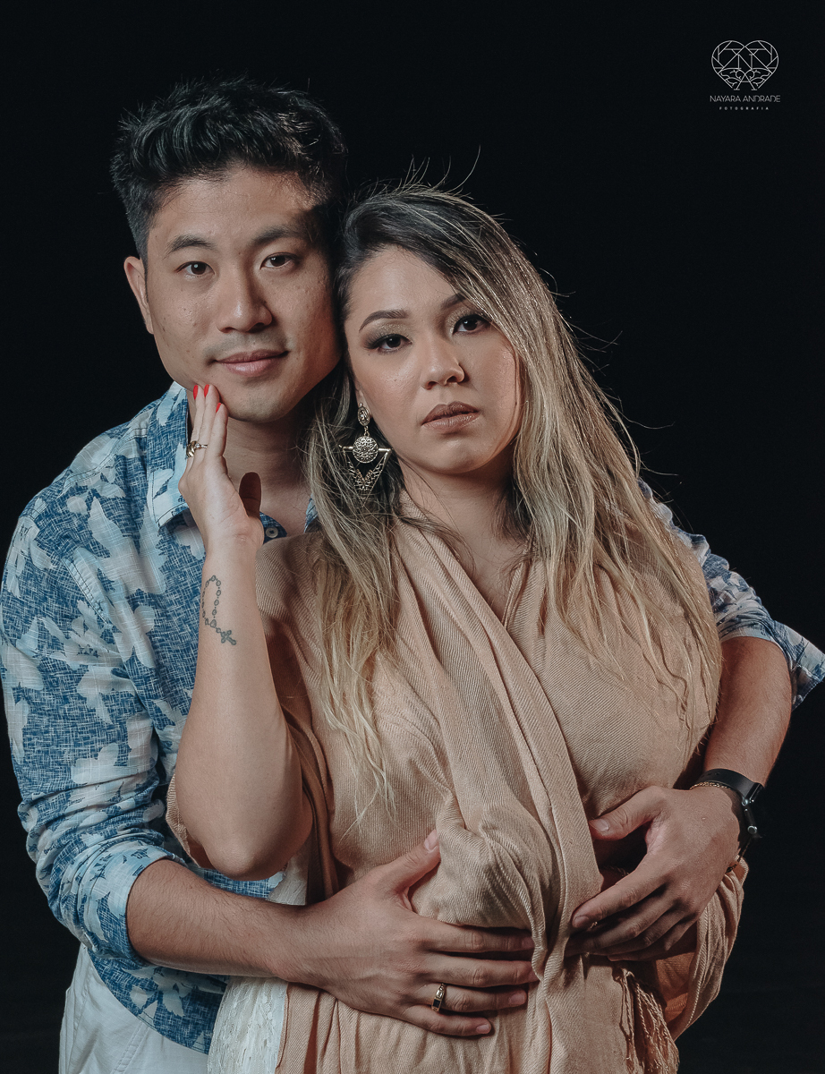 Ensaio pre wedding de casal japones niponico feito em itariri em sao paulo pela fotografa premiada nayara andrade. Noivo de camisa jeans e noiva de roupa florida