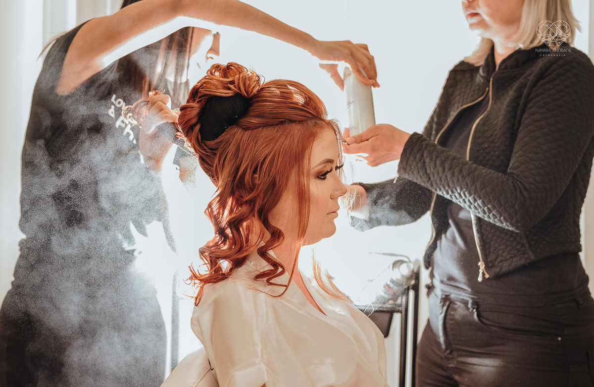 noiva ruiva com vestido da nova noiva estilo princesa making of no salao mariana assis e fotografia com a fotografa premiada em santos nayara andrade  fotos lindas de um casamento de princesa
