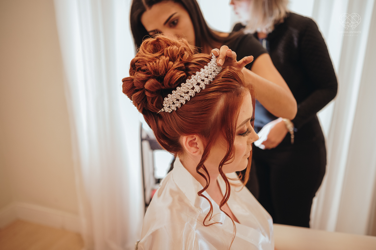 noiva ruiva com vestido da nova noiva estilo princesa making of no salao mariana assis e fotografia com a fotografa premiada em santos nayara andrade  fotos lindas de um casamento de princesa