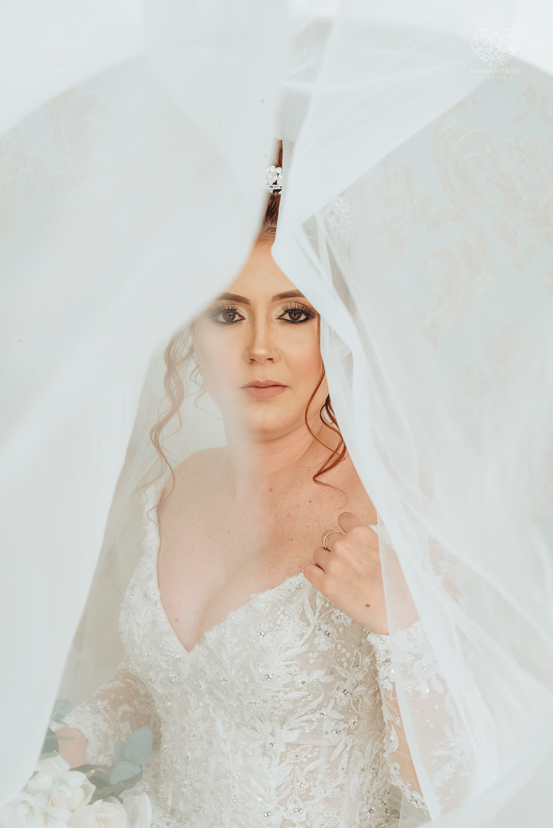 noiva ruiva com vestido da nova noiva estilo princesa making of no salao mariana assis e fotografia com a fotografa premiada em santos nayara andrade  fotos lindas de um casamento de princesa