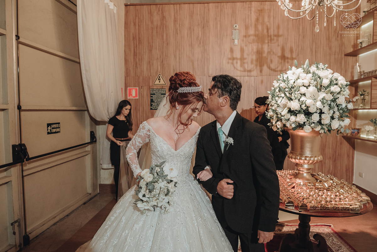 noiva ruiva com vestido da nova noiva estilo princesa making of no salao mariana assis e fotografia com a fotografa premiada em santos nayara andrade  fotos lindas de um casamento de princesa