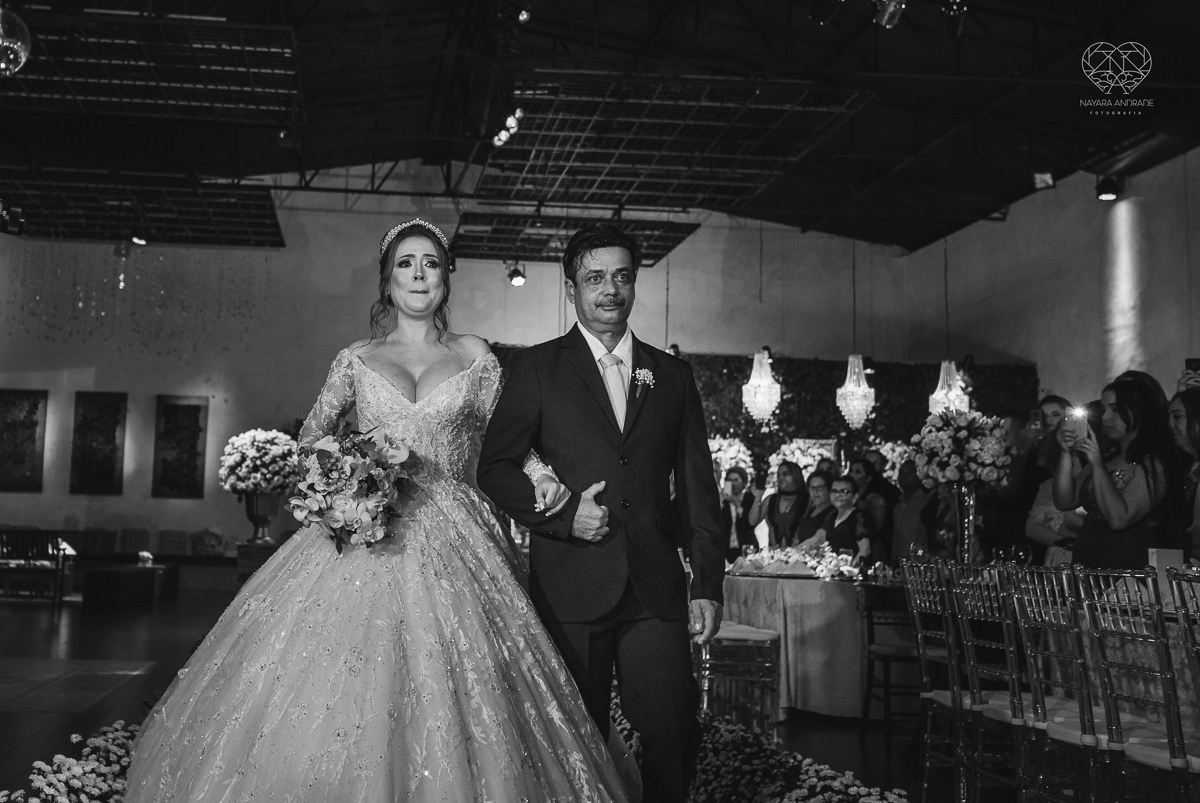 noiva ruiva com vestido da nova noiva estilo princesa making of no salao mariana assis e fotografia com a fotografa premiada em santos nayara andrade  fotos lindas de um casamento de princesa