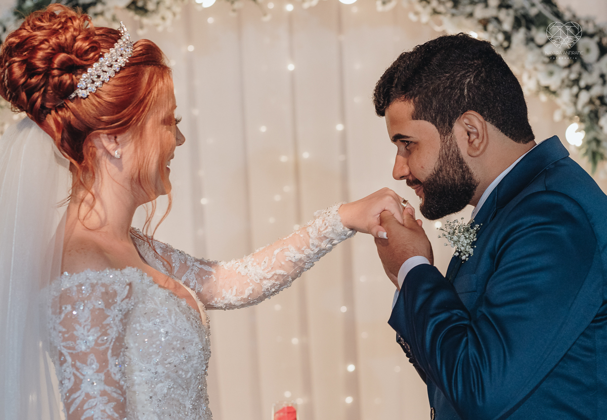 noiva ruiva com vestido da nova noiva estilo princesa making of no salao mariana assis e fotografia com a fotografa premiada em santos nayara andrade  fotos lindas de um casamento de princesa