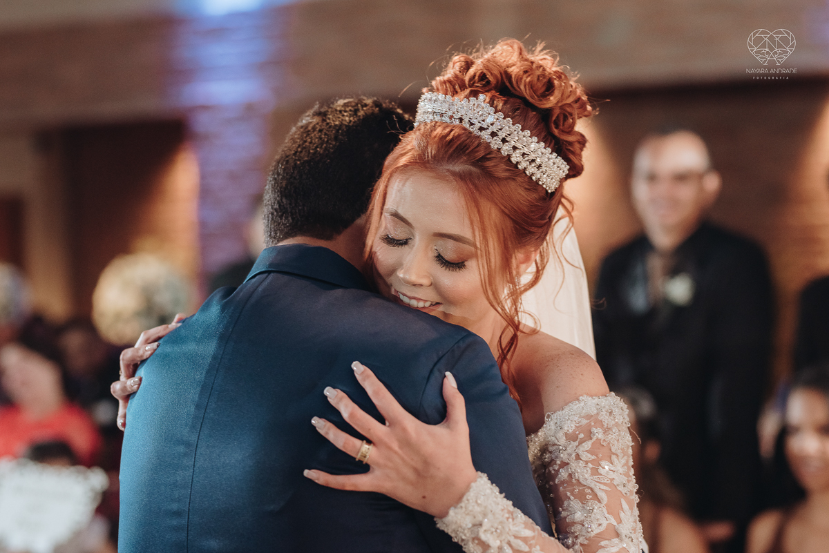 noiva ruiva com vestido da nova noiva estilo princesa making of no salao mariana assis e fotografia com a fotografa premiada em santos nayara andrade  fotos lindas de um casamento de princesa