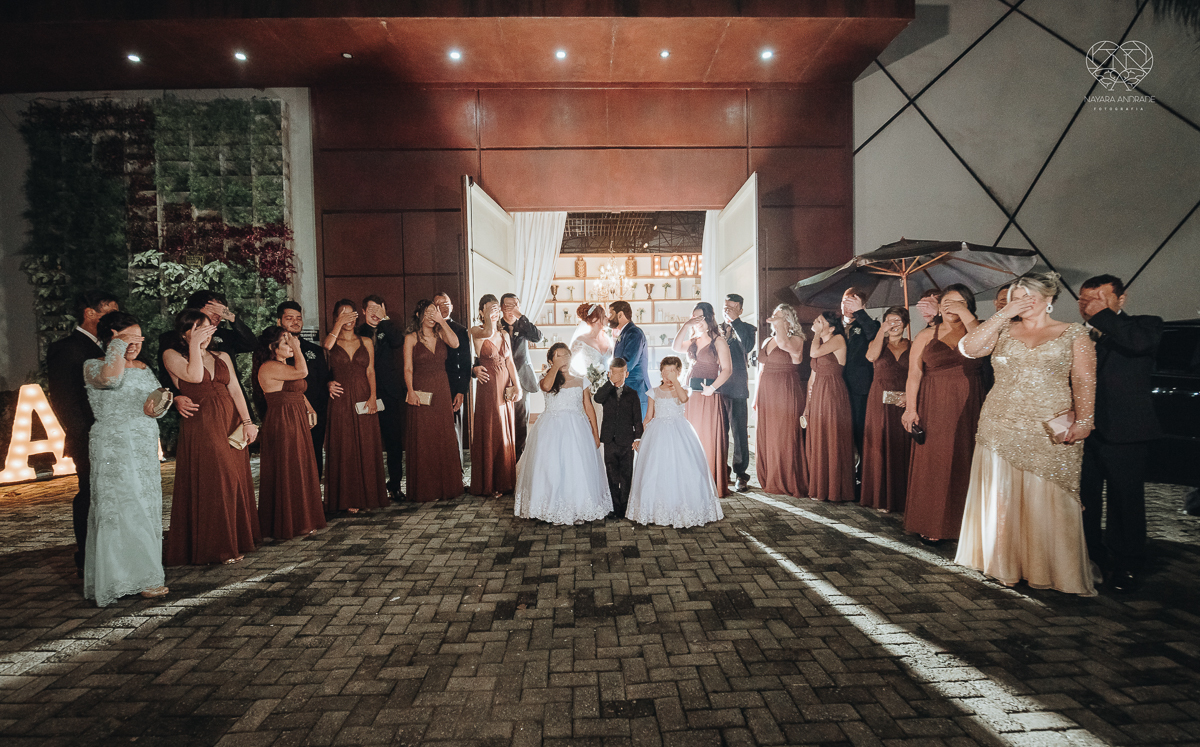 noiva ruiva com vestido da nova noiva estilo princesa making of no salao mariana assis e fotografia com a fotografa premiada em santos nayara andrade  fotos lindas de um casamento de princesa