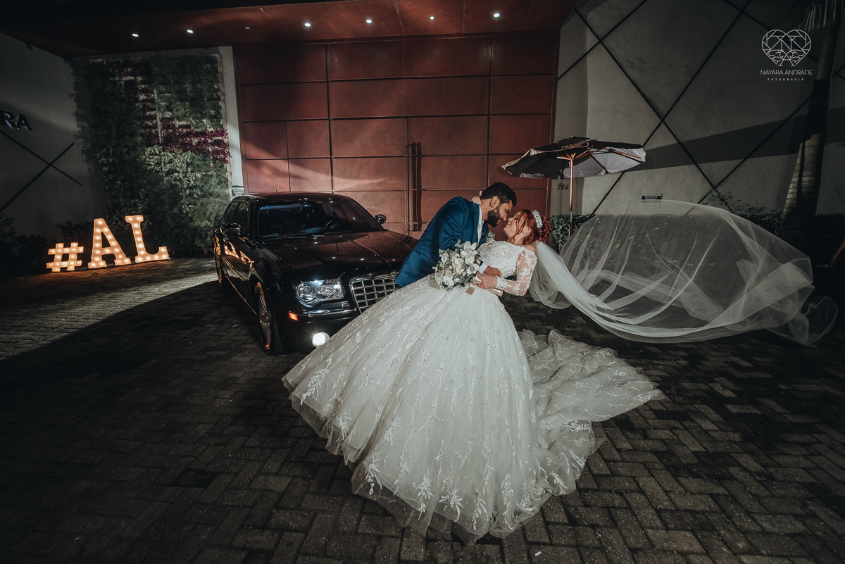 noiva ruiva com vestido da nova noiva estilo princesa making of no salao mariana assis e fotografia com a fotografa premiada em santos nayara andrade  fotos lindas de um casamento de princesa