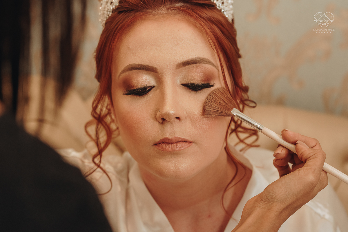 noiva ruiva com vestido da nova noiva estilo princesa making of no salao mariana assis e fotografia com a fotografa premiada em santos nayara andrade  fotos lindas de um casamento de princesa