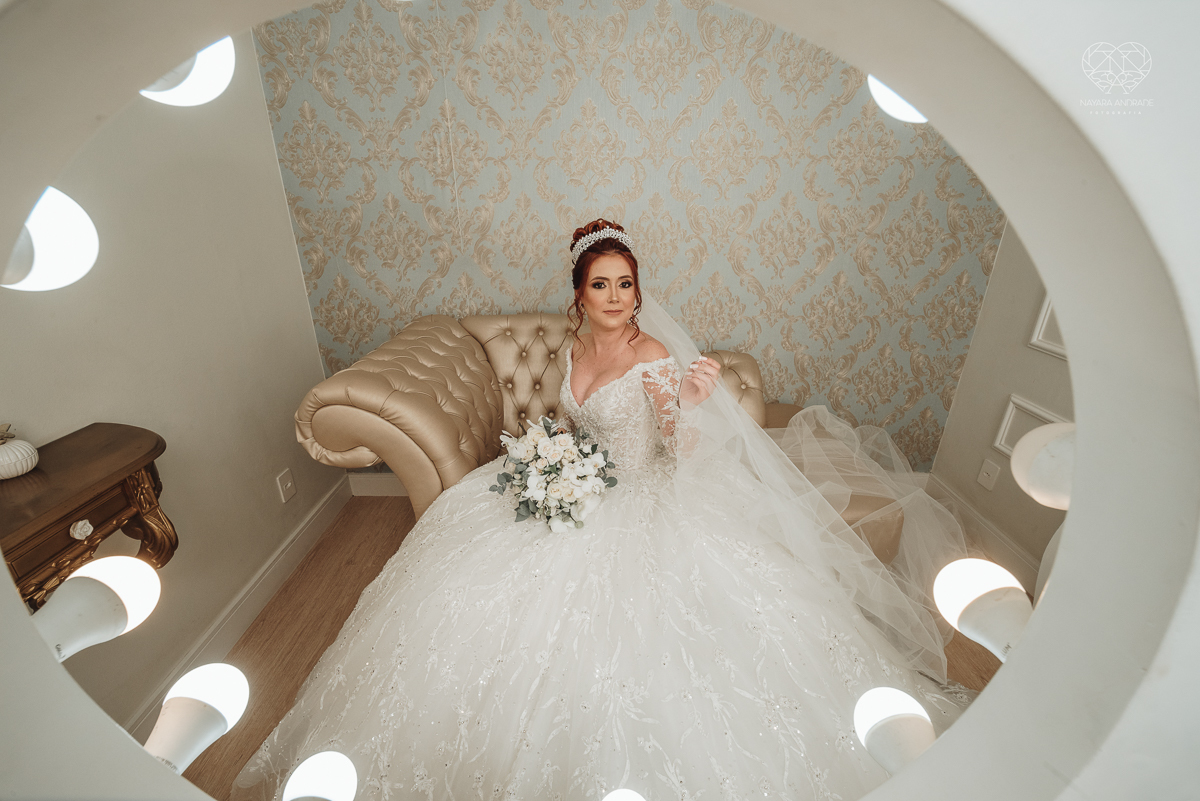 noiva ruiva com vestido da nova noiva estilo princesa making of no salao mariana assis e fotografia com a fotografa premiada em santos nayara andrade  fotos lindas de um casamento de princesa