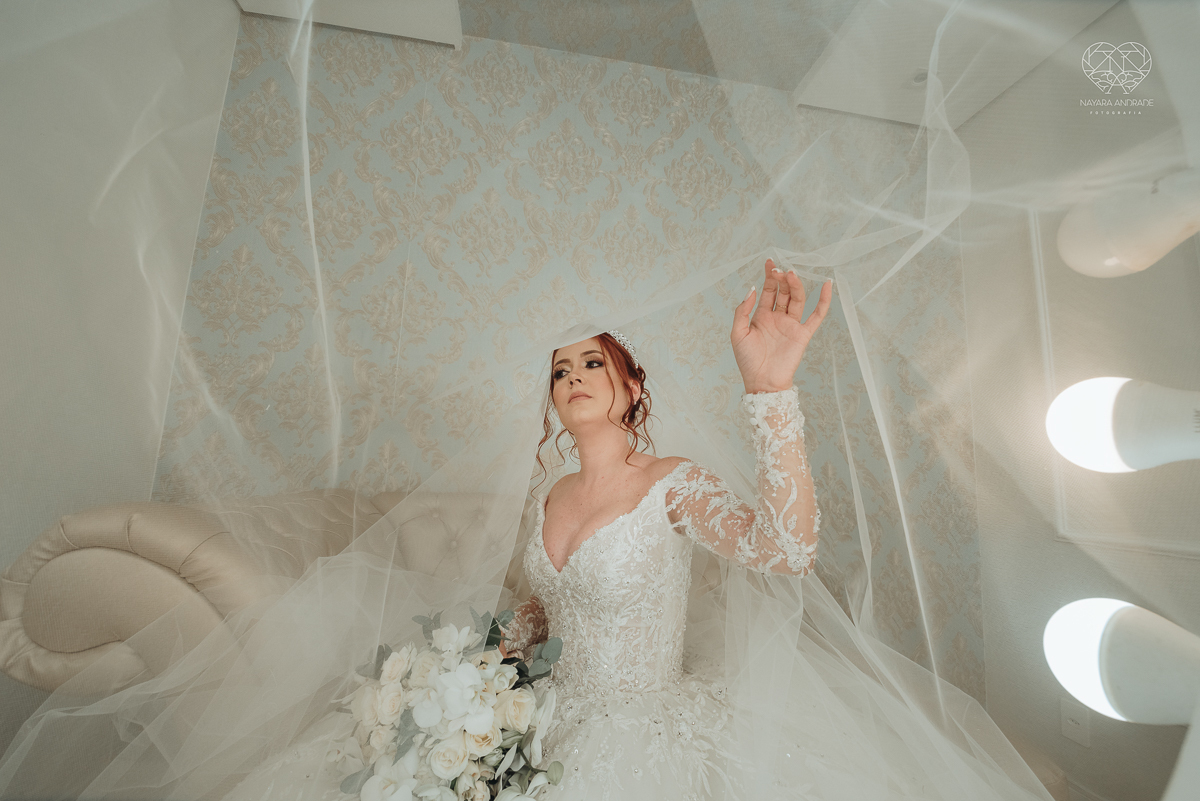 noiva ruiva com vestido da nova noiva estilo princesa making of no salao mariana assis e fotografia com a fotografa premiada em santos nayara andrade  fotos lindas de um casamento de princesa