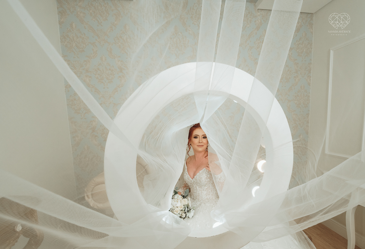 noiva ruiva com vestido da nova noiva estilo princesa making of no salao mariana assis e fotografia com a fotografa premiada em santos nayara andrade  fotos lindas de um casamento de princesa