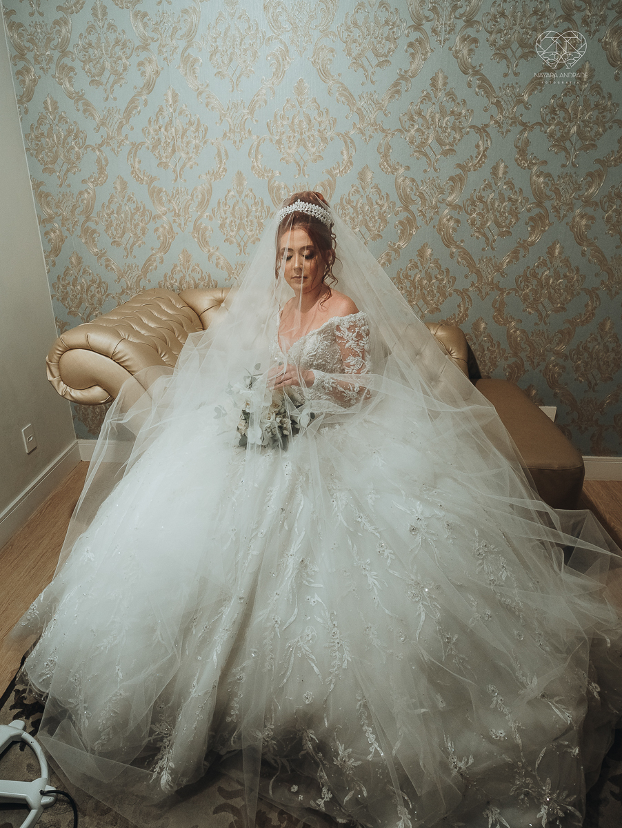 noiva ruiva com vestido da nova noiva estilo princesa making of no salao mariana assis e fotografia com a fotografa premiada em santos nayara andrade  fotos lindas de um casamento de princesa