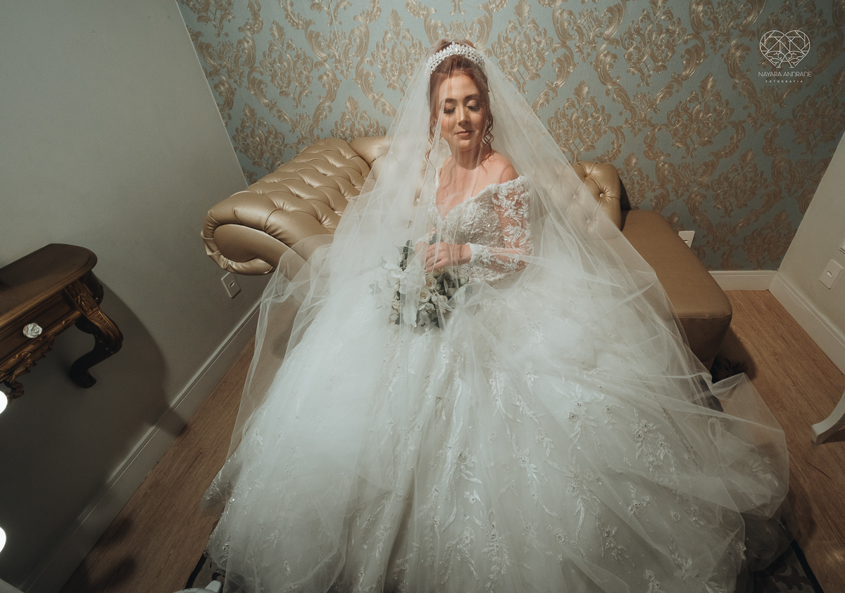 noiva ruiva com vestido da nova noiva estilo princesa making of no salao mariana assis e fotografia com a fotografa premiada em santos nayara andrade  fotos lindas de um casamento de princesa