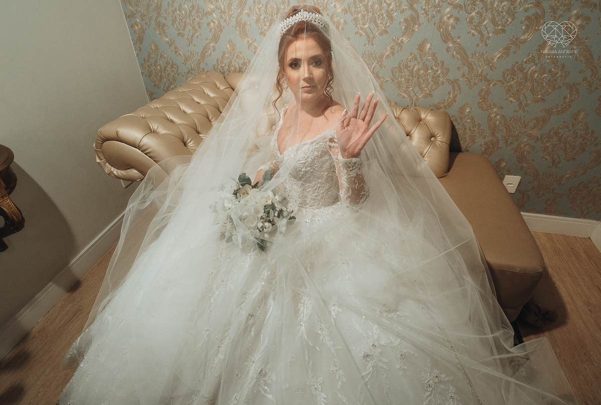 noiva ruiva com vestido da nova noiva estilo princesa making of no salao mariana assis e fotografia com a fotografa premiada em santos nayara andrade  fotos lindas de um casamento de princesa