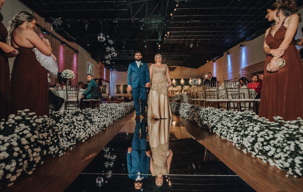 cerimonia realizada no salao atmosfera em guaruja com decoraçao classica e flores brancas noiva vestida de princesa e noivo de terno azul nfotografia com a fotografa premiada nayara andrade