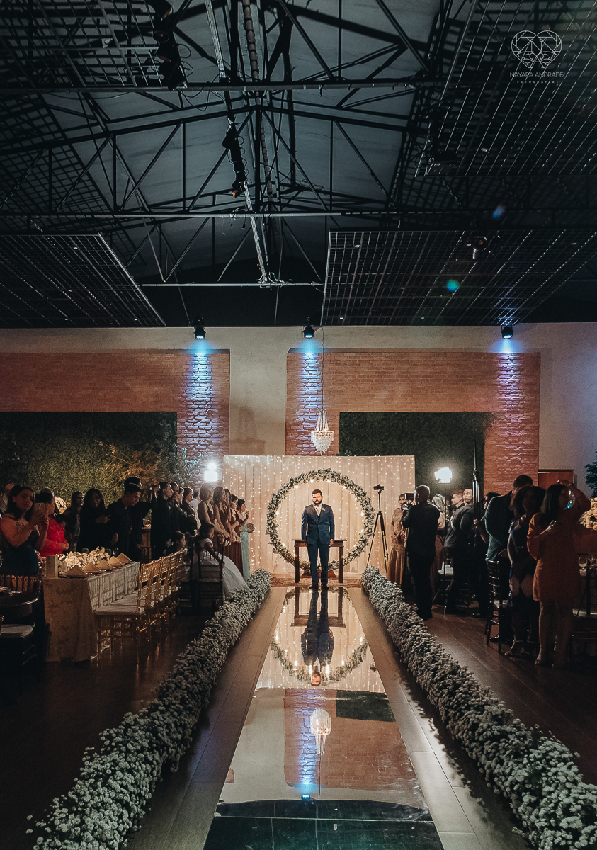 cerimonia realizada no salao atmosfera em guaruja com decoraçao classica e flores brancas noiva vestida de princesa e noivo de terno azul nfotografia com a fotografa premiada nayara andrade