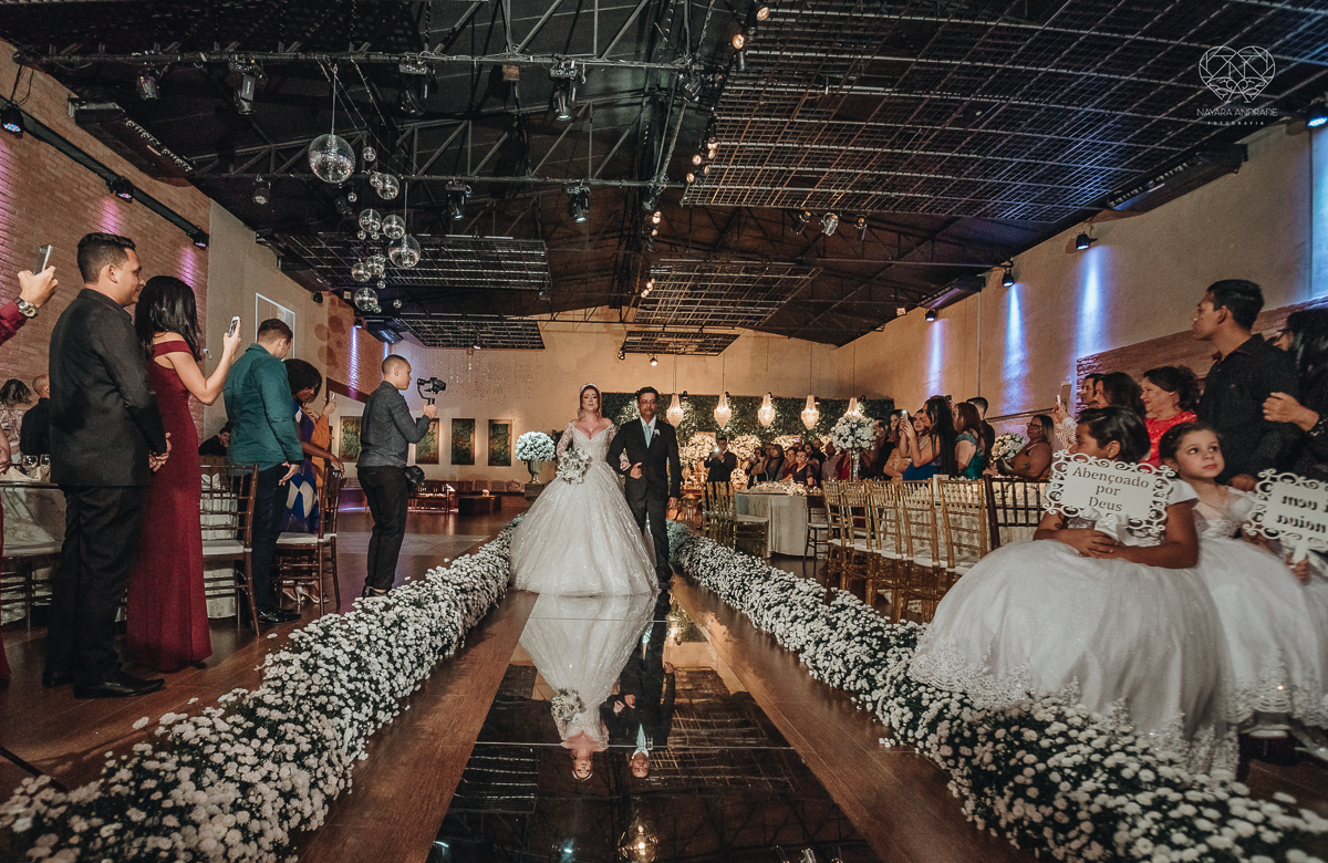 cerimonia realizada no salao atmosfera em guaruja com decoraçao classica e flores brancas noiva vestida de princesa e noivo de terno azul nfotografia com a fotografa premiada nayara andrade