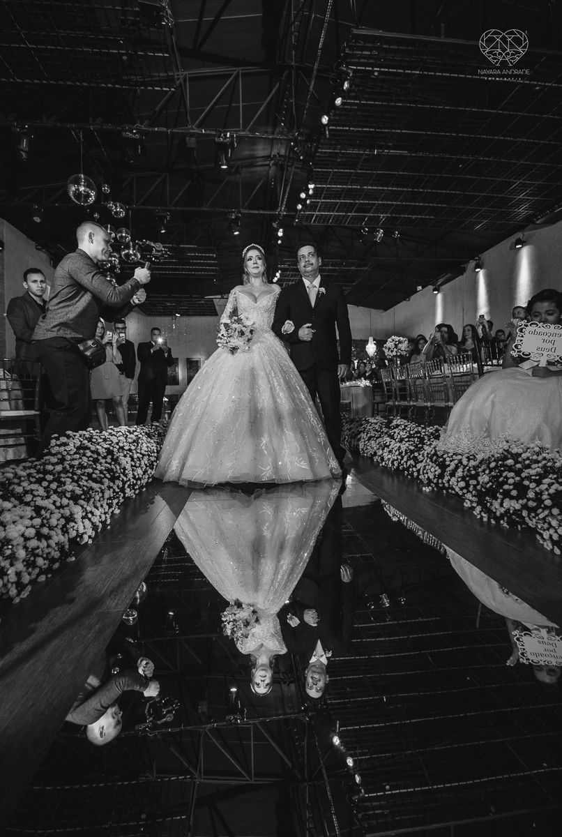 cerimonia realizada no salao atmosfera em guaruja com decoraçao classica e flores brancas noiva vestida de princesa e noivo de terno azul nfotografia com a fotografa premiada nayara andrade