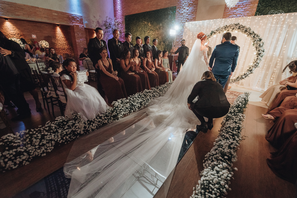 cerimonia realizada no salao atmosfera em guaruja com decoraçao classica e flores brancas noiva vestida de princesa e noivo de terno azul nfotografia com a fotografa premiada nayara andrade
