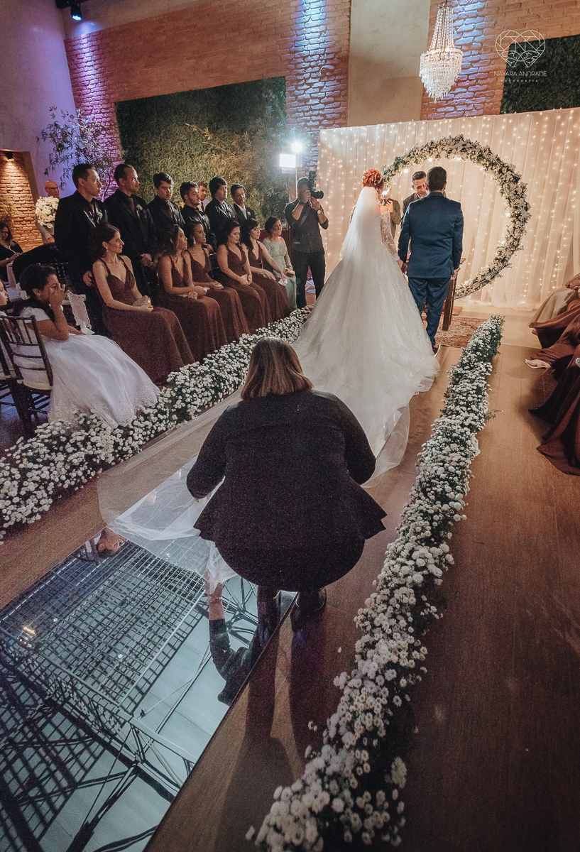 cerimonia realizada no salao atmosfera em guaruja com decoraçao classica e flores brancas noiva vestida de princesa e noivo de terno azul nfotografia com a fotografa premiada nayara andrade