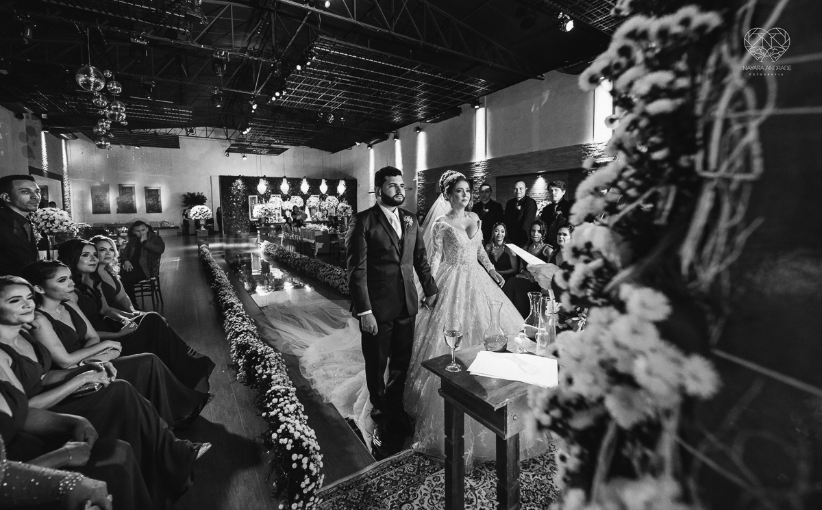 cerimonia realizada no salao atmosfera em guaruja com decoraçao classica e flores brancas noiva vestida de princesa e noivo de terno azul nfotografia com a fotografa premiada nayara andrade