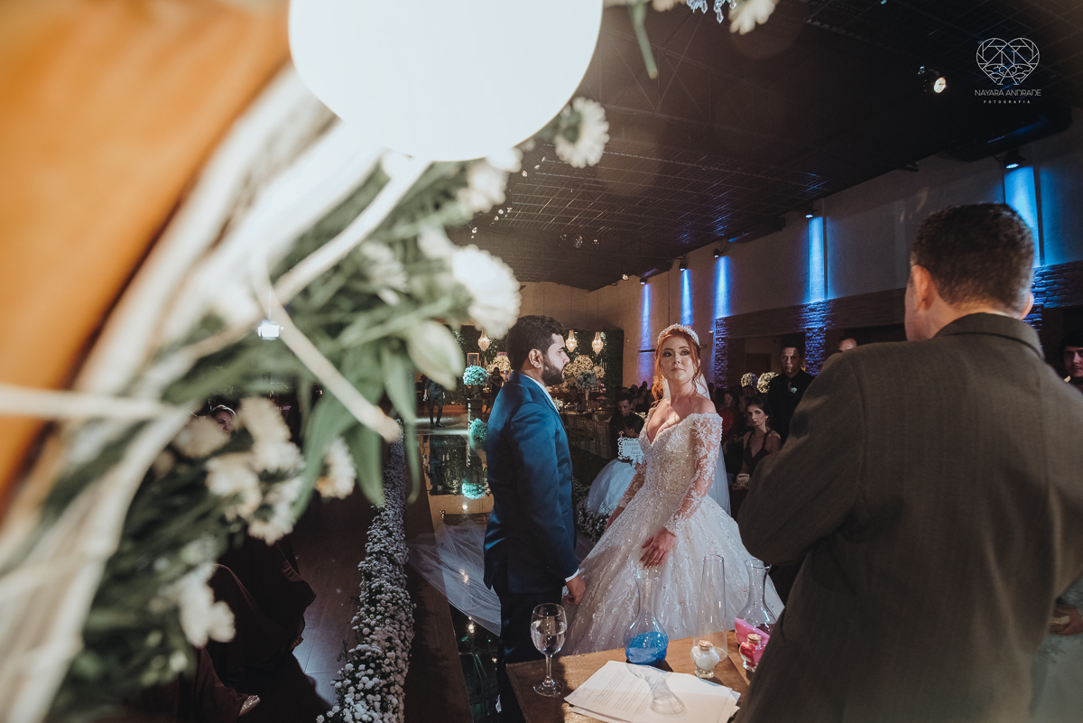 cerimonia realizada no salao atmosfera em guaruja com decoraçao classica e flores brancas noiva vestida de princesa e noivo de terno azul nfotografia com a fotografa premiada nayara andrade