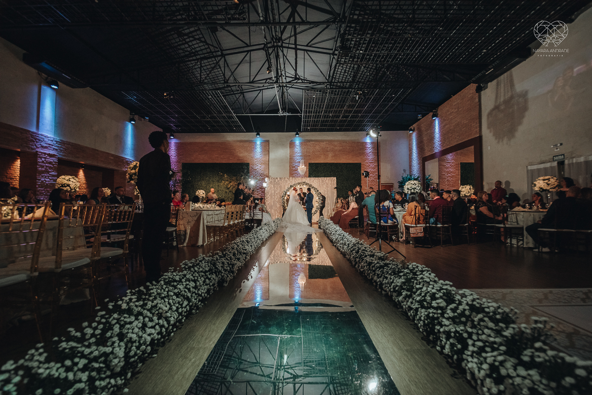 cerimonia realizada no salao atmosfera em guaruja com decoraçao classica e flores brancas noiva vestida de princesa e noivo de terno azul nfotografia com a fotografa premiada nayara andrade
