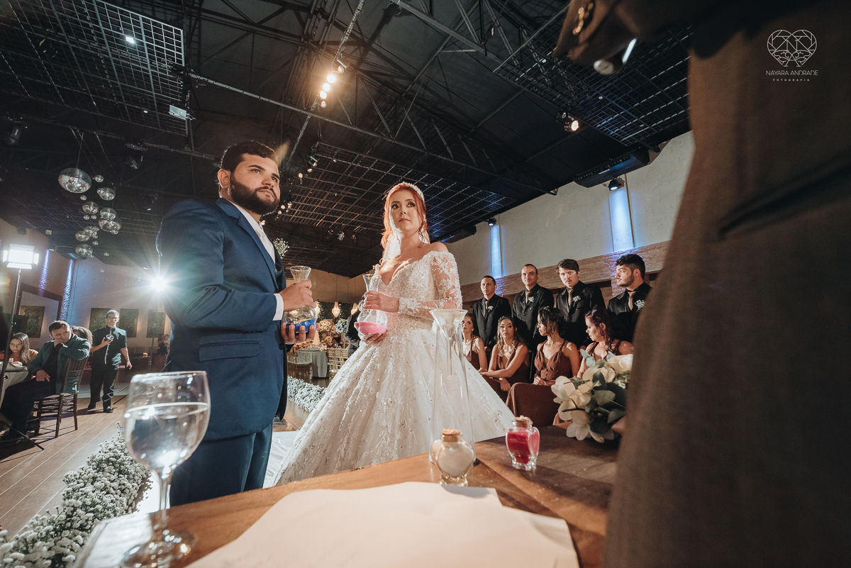 cerimonia realizada no salao atmosfera em guaruja com decoraçao classica e flores brancas noiva vestida de princesa e noivo de terno azul nfotografia com a fotografa premiada nayara andrade