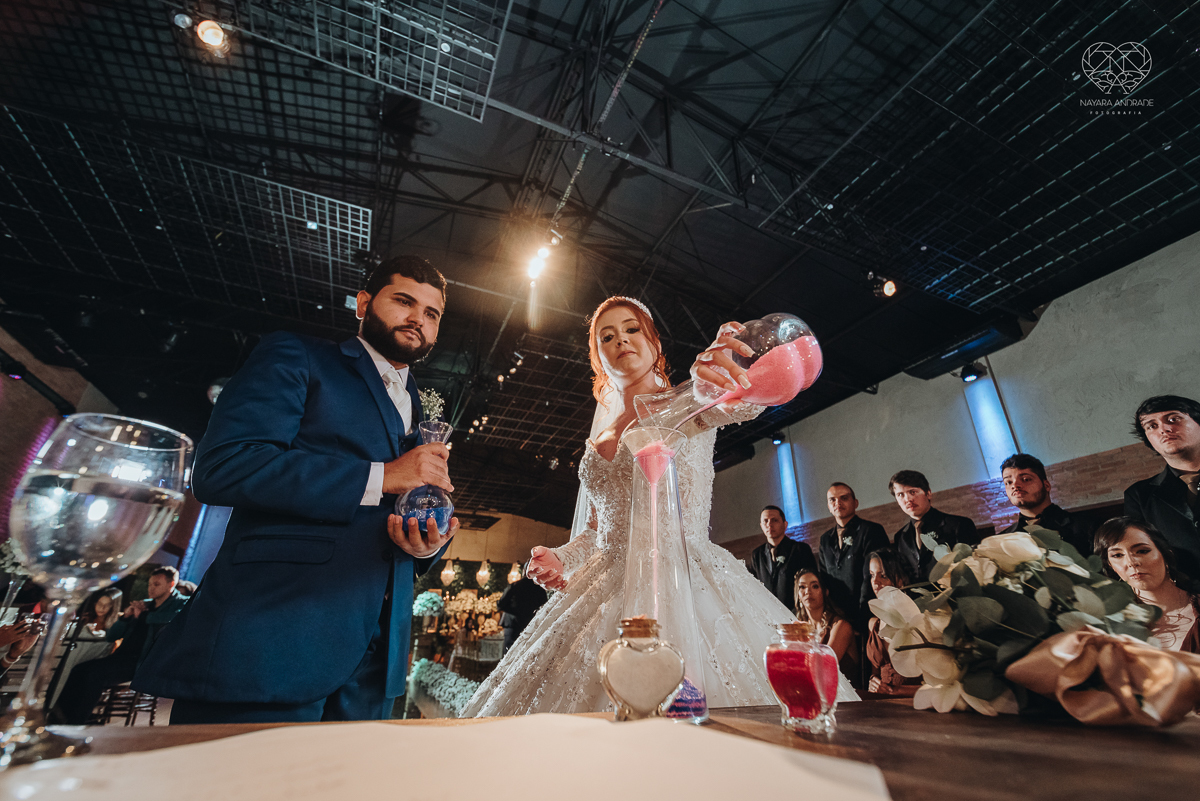 cerimonia realizada no salao atmosfera em guaruja com decoraçao classica e flores brancas noiva vestida de princesa e noivo de terno azul nfotografia com a fotografa premiada nayara andrade