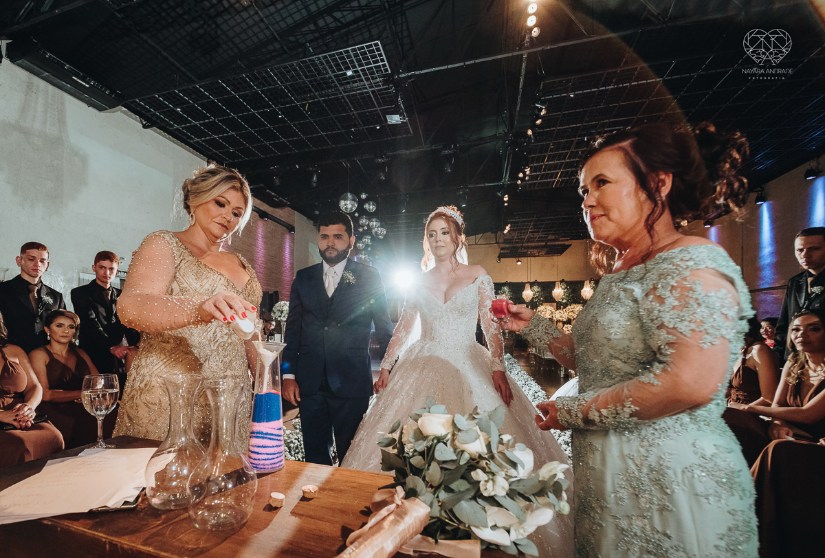 cerimonia realizada no salao atmosfera em guaruja com decoraçao classica e flores brancas noiva vestida de princesa e noivo de terno azul nfotografia com a fotografa premiada nayara andrade